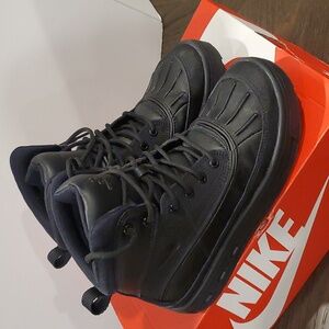 Boys Nike Woodside Boot, Black, Size 4 Youth